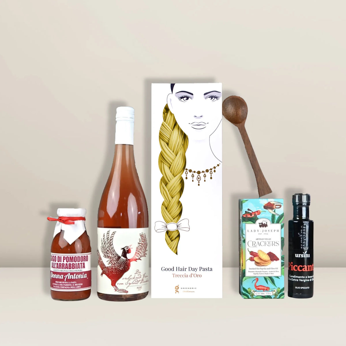 Erleben Sie das Pacster-„Italian Night | Geschenkset“ – eine sorgfältig zusammengestellte Auswahl italienischer Köstlichkeiten, bestehend aus Bio-Spaghetti Alla Seppia in einer weißen Schachtel, die mit dem Gesicht einer Frau verziert ist, Premium-Wein, einer vollmundigen Tomatensauce, handwerklich hergestellten Crackern, feinem Olivenöl und einem Holzlöffel – alles elegant auf einem neutralen Hintergrund präsentiert. Ideal für einen italienischen Genussabend oder als liebevoll zusammengestellte