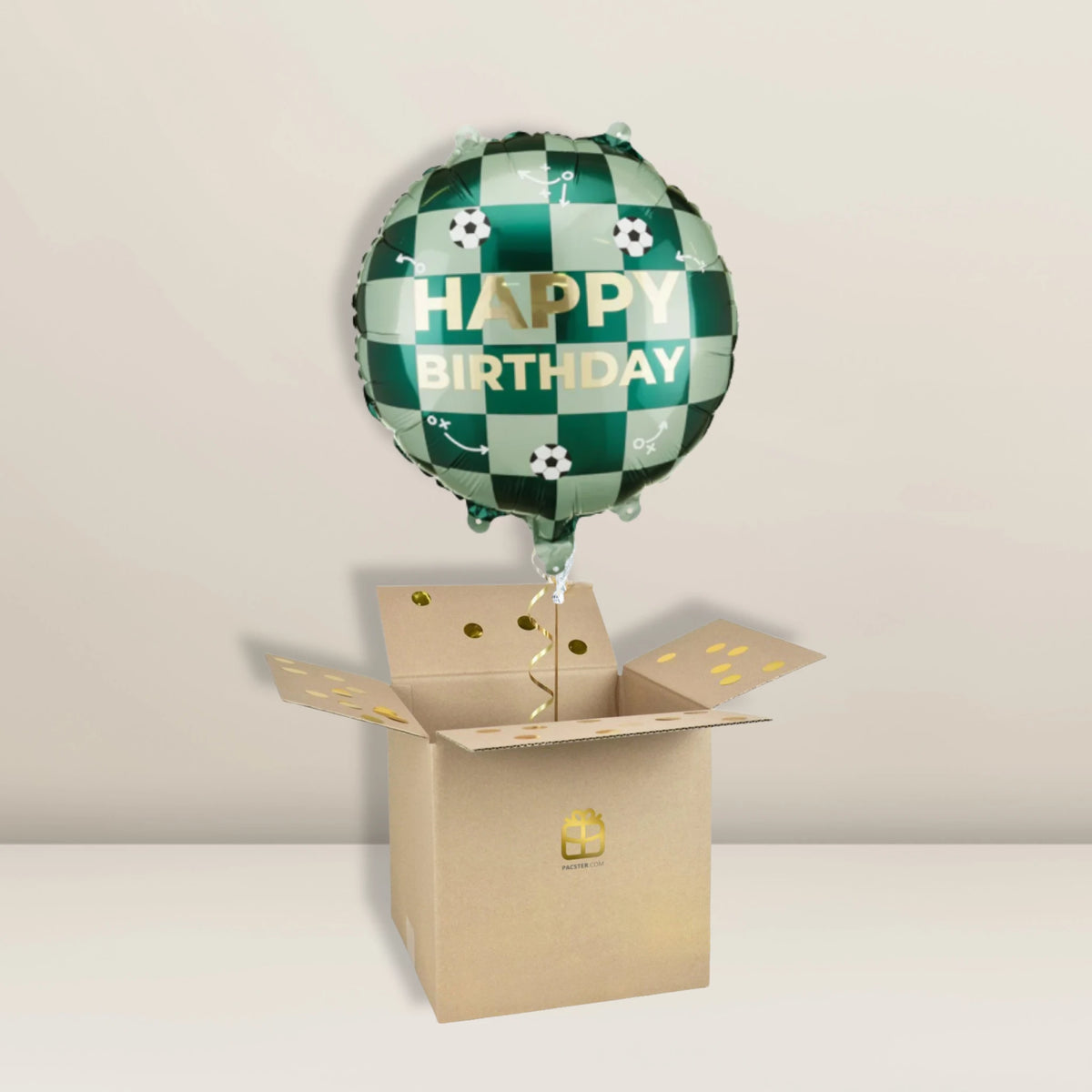 Ein grün-weißer Pacster-Fußball mit der Aufschrift „Happy Birthday“ | Der Ballon schwebt über einem offenen Karton, der mit goldenen Punkten und einem Geschenksymbol verziert ist – das perfekte Geburtstagsgeschenk. Dieser festliche Heliumballon kommt vor einem schlichten, hellen Hintergrund besonders gut zur Geltung. Entdecke hochwertige Ballons bei Pacster.