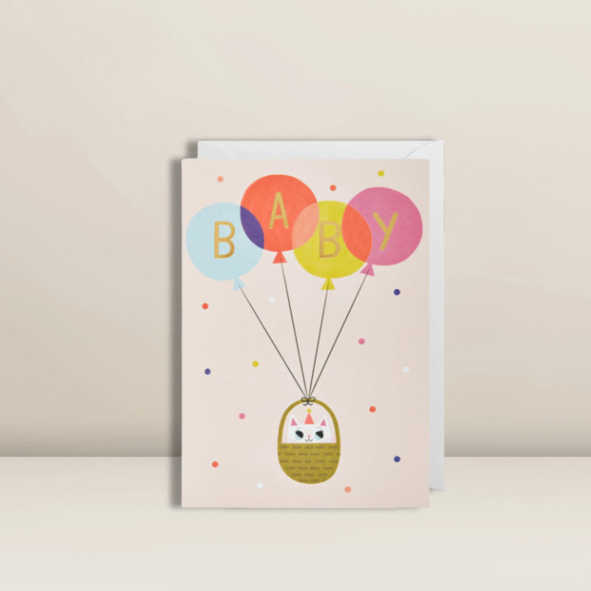 Baby | Grußkarte von Pacster: Liebevoll gestaltete Karte mit einer Katze im Korb, die von Luftballons in Pastellfarben mit der Aufschrift „BABY“ getragen wird – bunte Konfetti-Punkte zieren den Hintergrund. Ein passender Umschlag liegt der Karte bei – die perfekte Pacster-Karte zur Geburt! Entdecke hochwertige Geschenkideen bei Pacster.