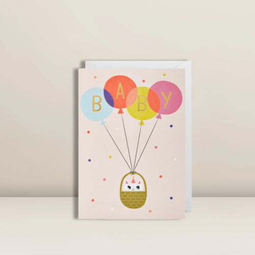 Baby | Grußkarte von Pacster: Liebevoll gestaltete Karte mit einer Katze im Korb, die von Luftballons in Pastellfarben mit der Aufschrift „BABY“ getragen wird – bunte Konfetti-Punkte zieren den Hintergrund. Ein passender Umschlag liegt der Karte bei – die perfekte Pacster-Karte zur Geburt! Entdecke hochwertige Geschenkideen bei Pacster.