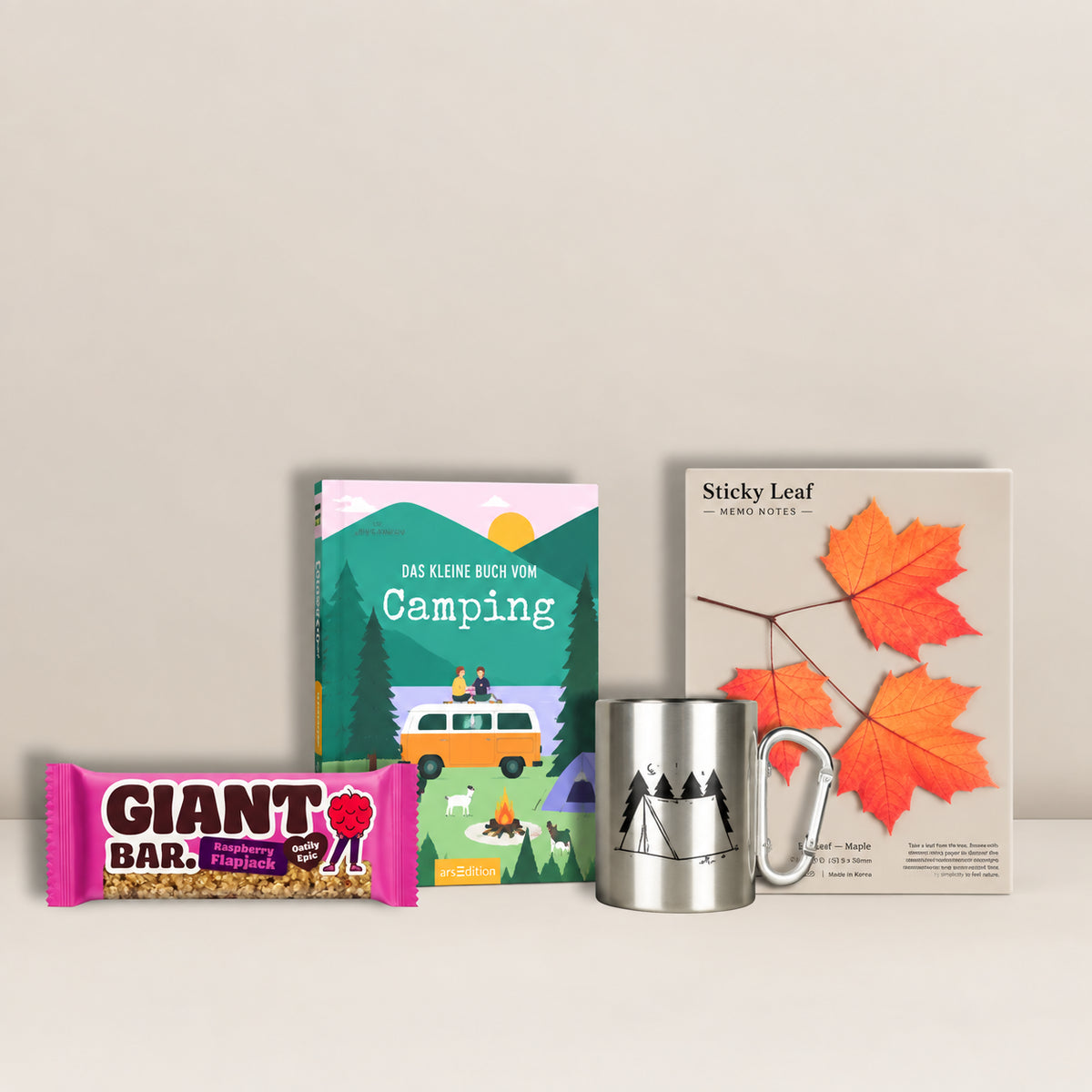 Wir stellen vor: das „Camping Time | Geschenkset“ von Pacster – der perfekte Begleiter für deinen nächsten Campingausflug! Dieses sorgfältig zusammengestellte Geschenkset enthält ein deutsches Campingbuch, Haftnotizen in Form von Herbstblättern, einen Edelstahlbecher mit Karabiner sowie einen „GIANT BAR“-Haferflockenriegel – alles wunderschön verpackt in einer charmanten Geschenktüte. 