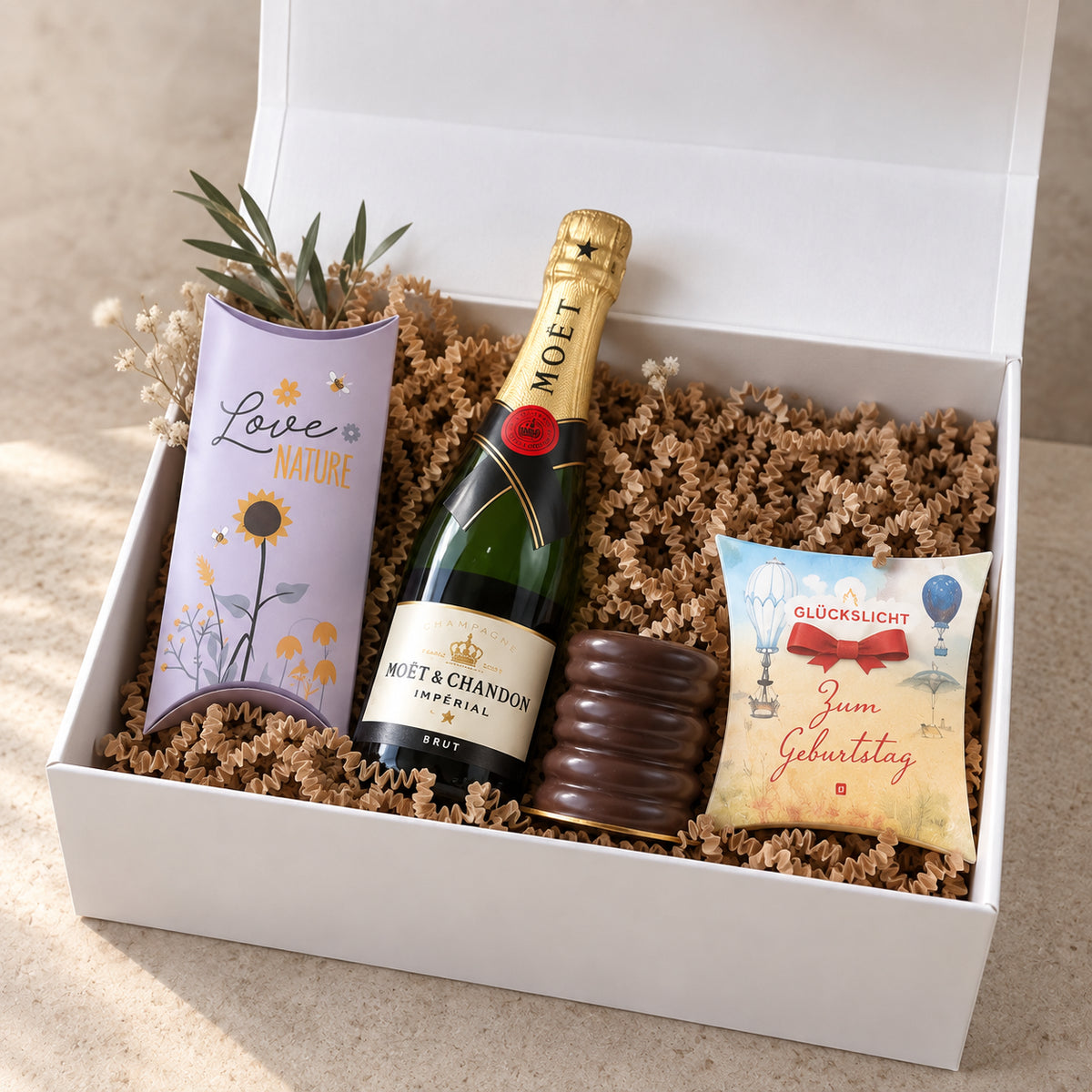 Das „Pacster’s Geburtstagsfreude | Geschenkset“ ist die ideale Geburtstagsüberraschung: Es enthält eine Mini-Flasche Moët & Chandon Brut Impérial, einen „Love Nature“-Beutel, unwiderstehliche, mit Schokolade überzogene Leckereien sowie eine Pillow-Box mit der Aufschrift „Zum Geburtstag“ – alles liebevoll auf Knisterpapier präsentiert. Entdecke hochwertige Geschenkideen bei Pacster.