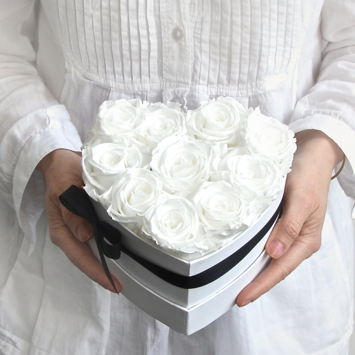 Herz Flowerbox small: Infinity Rosen in weiß